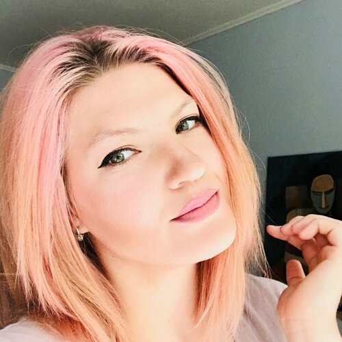 Suivez Helen She sur Singulart