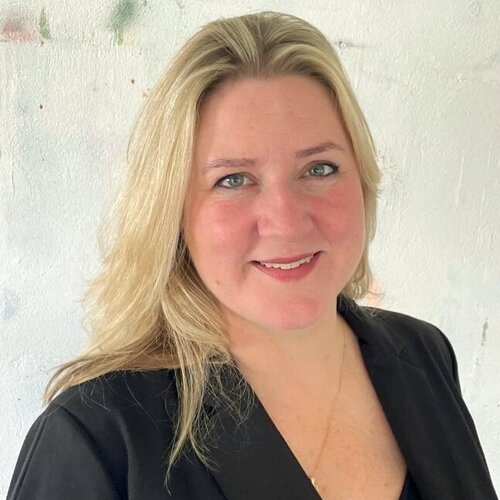 Volg Saja Davíðsdóttir op Singulart