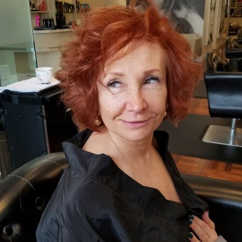Follow Julia Hacker on Singulart