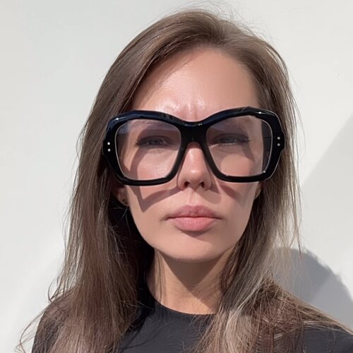 Volg Elena Furgal op Singulart