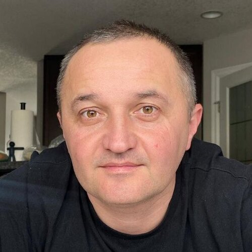 Follow Andrii Lysenko on Singulart