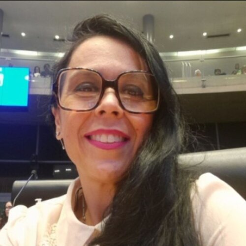 Folgen Sie Claudia Menezes auf Singulart