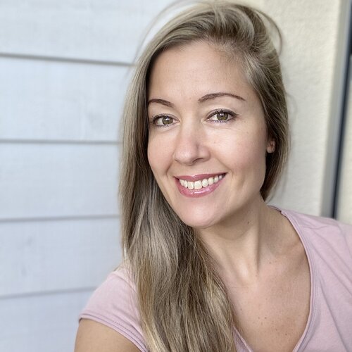 Volg Kamila Hyo op Singulart