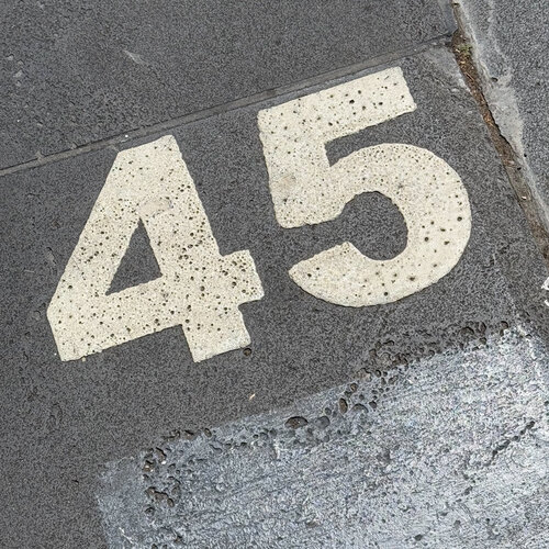 Follow BETA45 on Singulart