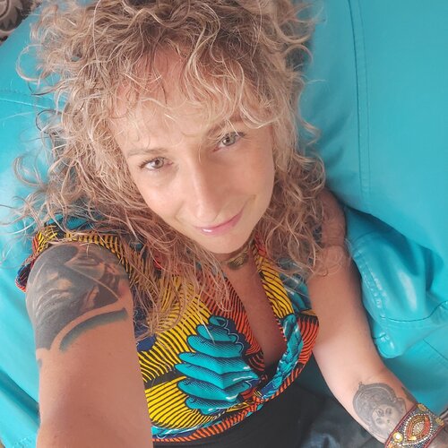 Segui The Yogui Painter Mila Hurtado su Singulart