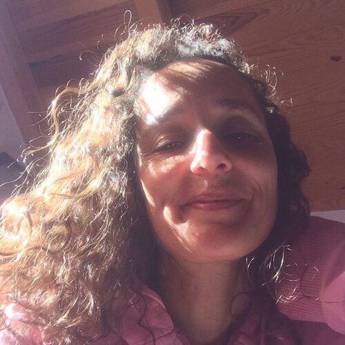 Volg Ana Mouga op Singulart