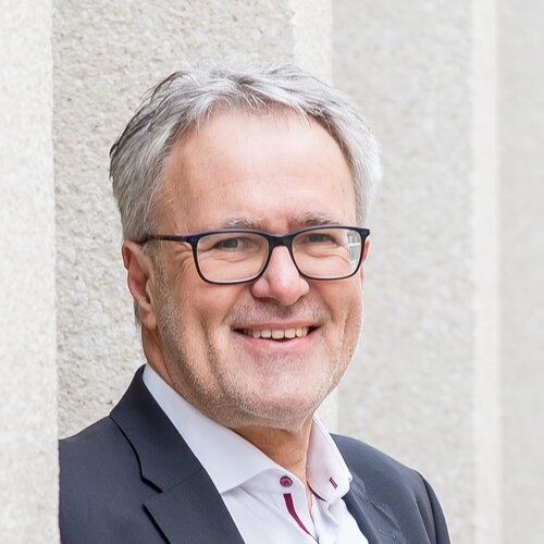 Volg Dr. Martin Knispel op Singulart