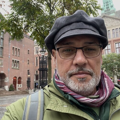 Volg Hüseyin Cahit Karadana op Singulart