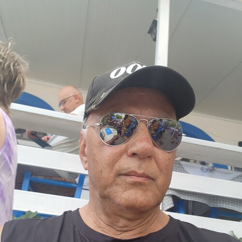 Volg Stelios Koutouvides op Singulart