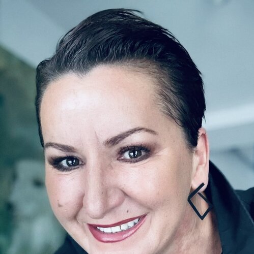 Volg Helena Milos op Singulart