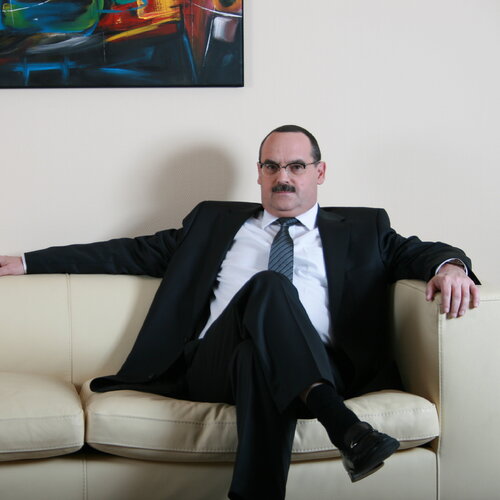 Follow Dr. iur. on Singulart
