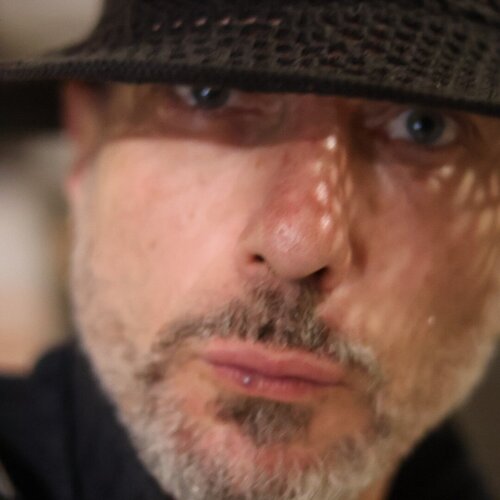 Volg Neil Holmes op Singulart
