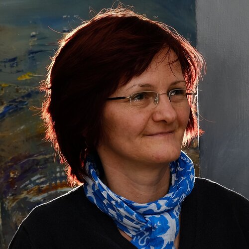 Volg Márta Nyilas op Singulart
