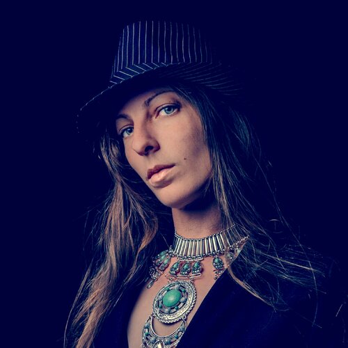 Volg Viktoria Farkas op Singulart