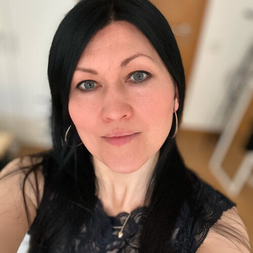 Follow Inese Zandere on Singulart