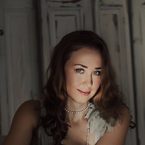 Follow Elena Balla on Singulart