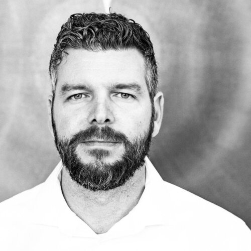 Follow Ethan Blu on Singulart
