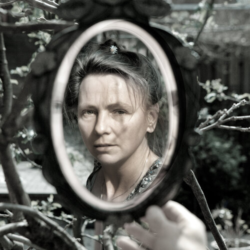Sigue a Ariane A.T. James en Singulart