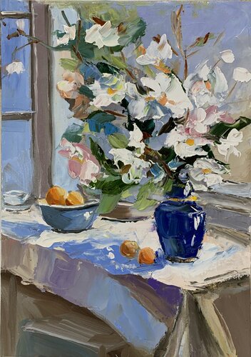 White flowers in a blue vase by the window. par Vita Schagen, Peinture en vente sur Singulart