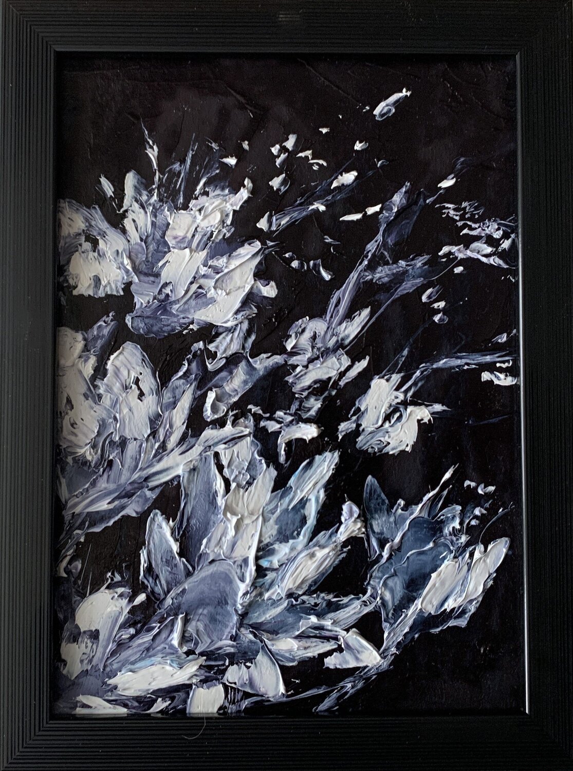 Abstract white flowers on black. Vita Schagen