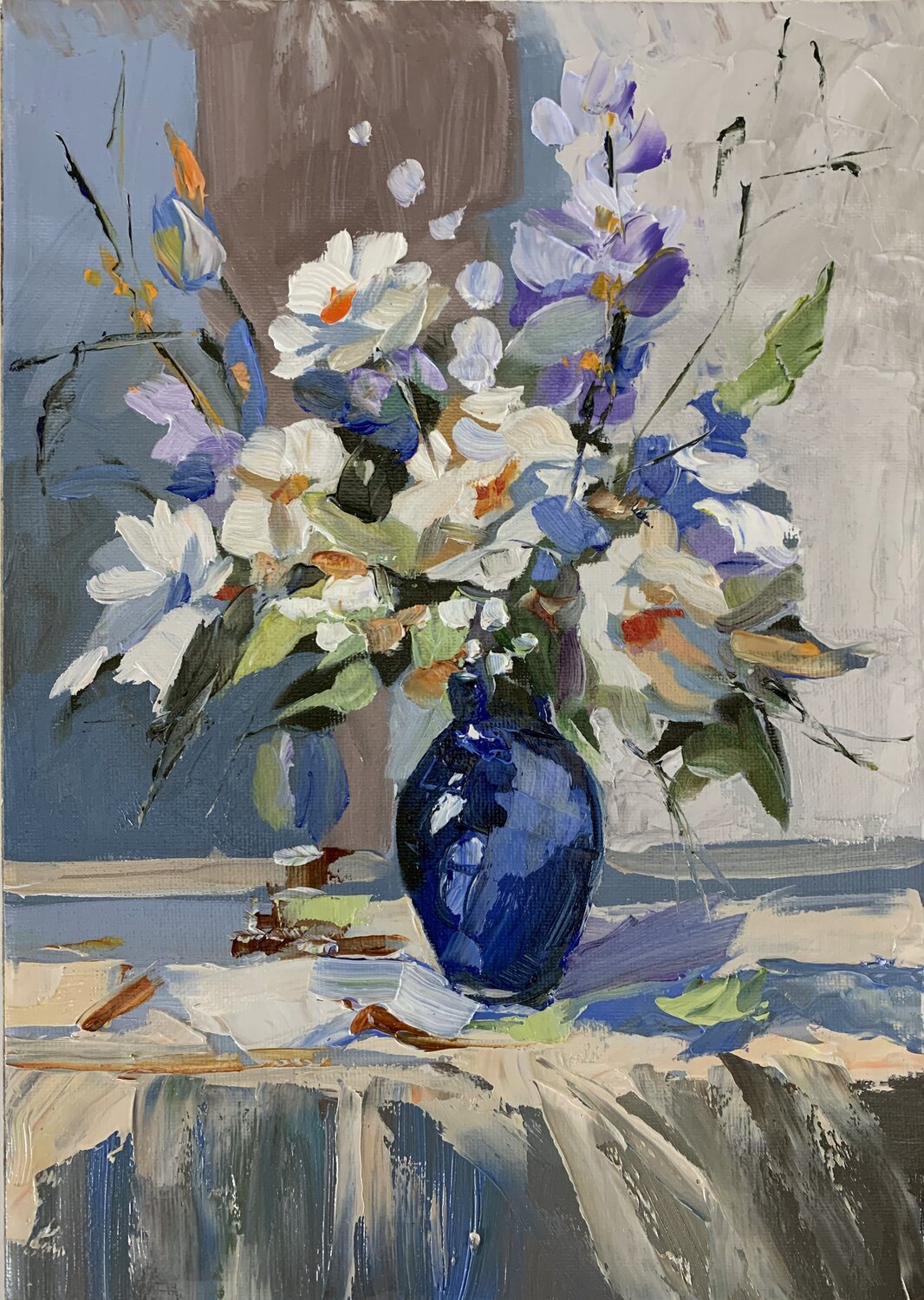 White flowers in a blue vase. Vita Schagen Originalgemälde zu verkaufen