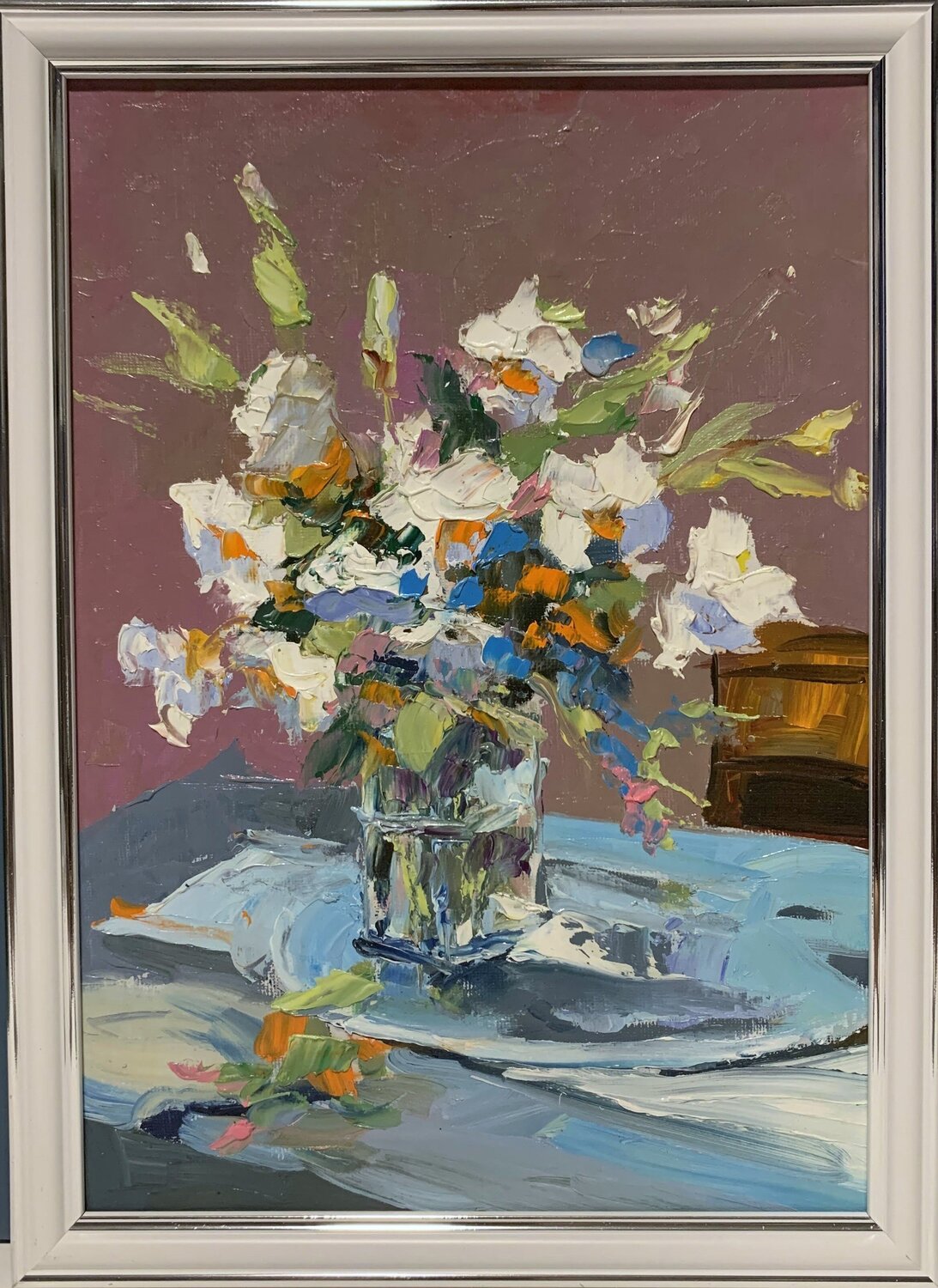 White flowers in a glass vase. Vita Schagen Originalgemälde zu verkaufen