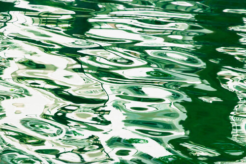 Reflets émeraudes sur le Canal Saint-Martin, Paris (impression sur métal) di Cristina Stefan, Fotografia in vendita su Singulart