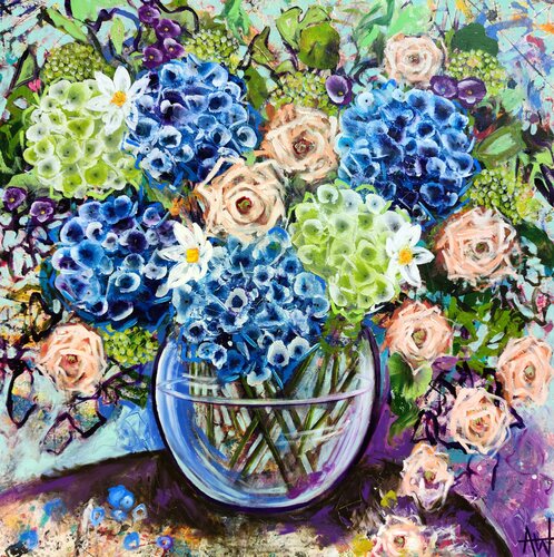 Blue Hydrangea and Apricot Roses – Large Floral Artwork di Angie Wright, Pittura in vendita su Singulart