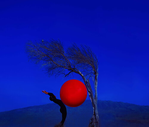 Right between us by Fares Micue, 사진 for Sale on Singulart