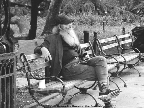 Man on the bench par Manuella Muerner Marioni, Photographie en vente sur Singulart