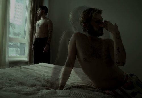 ertregpoerj \ A MAN. HIDDEN MAN van Leni Smoragdova, Fotografie te koop op Singulart
