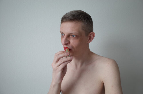 owe2  \ A MAN. HIDDEN MAN van Leni Smoragdova, Fotografie te koop op Singulart