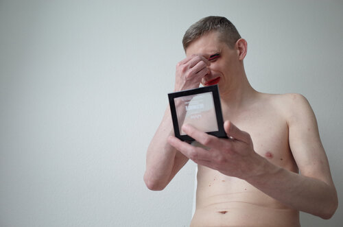 lujr  \ A MAN. HIDDEN MAN van Leni Smoragdova, Fotografie te koop op Singulart