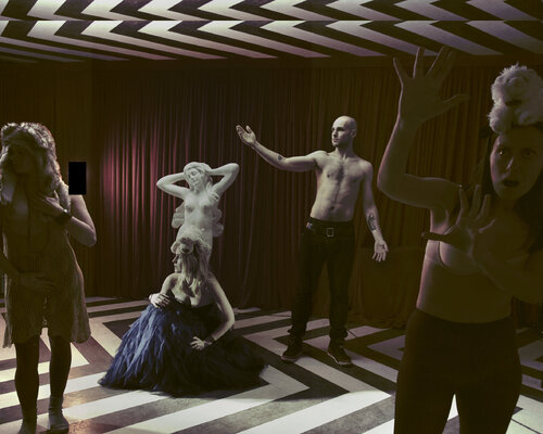 х9wh / Toy boy, toy girl - {$M} di Leni Smoragdova, Fotografia in vendita su Singulart
