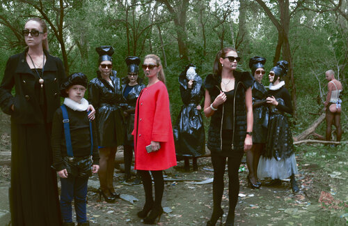 (.4ц / I had 4 girlfriends, One evening they wore my trash - {$M} di Leni Smoragdova, Fotografia in vendita su Singulart