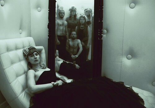(*!3 / Toy boy, toy girl - {$M} di Leni Smoragdova, Fotografia in vendita su Singulart