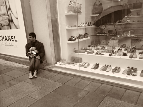 &^45  / Transaction in progress - {$M} di Leni Smoragdova, Fotografia in vendita su Singulart