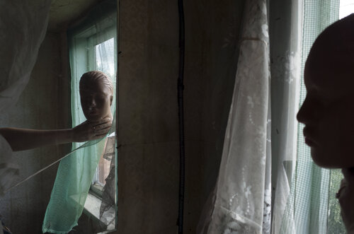 R1e4 / Figures collection: attic version - {$M} di Leni Smoragdova, Fotografia in vendita su Singulart