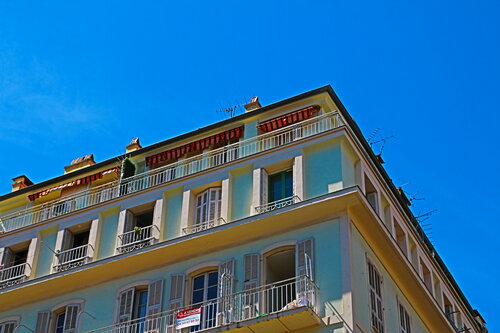 La douce chaleur caresse mes stores di Arturo Prins, Fotografia in vendita su Singulart