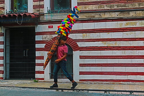 I am walking on Colors von Arturo Prins, Fotografie kaufen auf Singulart
