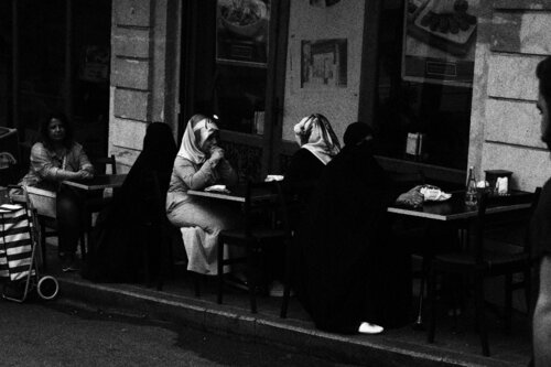 Women´ s  shadows de Arturo Prins, Fotografía a la venta en Singulart