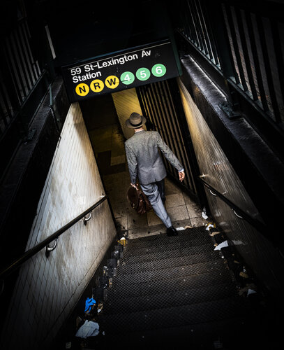 into the depths - nyc subway von Joseph Cela, Fotografie kaufen auf Singulart