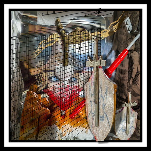 A57 - QUEENIE AND THE MAN ON THE CROSS 2 di Aleks Rosenberg, Fotografia in vendita su Singulart