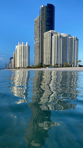 Sunny Isles Beach 1 di Aleks Rosenberg, Fotografia in vendita su Singulart