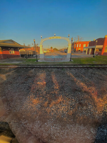 Americana - Welcome to Jesup, Georgia von Aleks Rosenberg, Fotografie kaufen auf Singulart