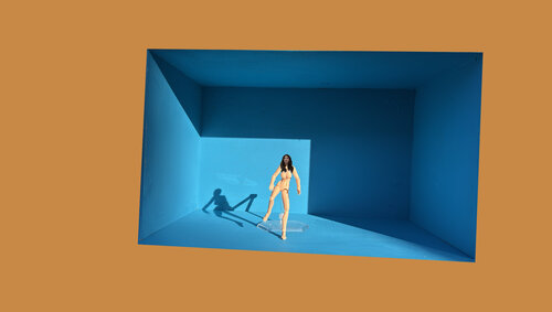 Boxed In 02 Kristi In A Box von Aleks Rosenberg, Fotografie kaufen auf Singulart