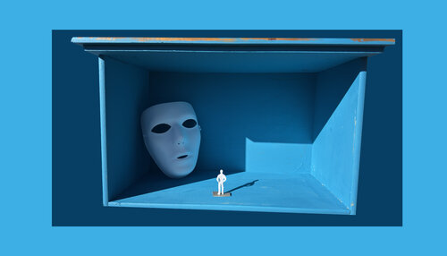 Boxed In 35 - IMG_8699 Inner Self Tucked in Blue Corner von Aleks Rosenberg, Fotografie kaufen auf Singulart