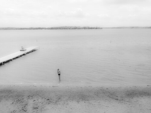 S-012 - WADING IN van Aleks Rosenberg, Fotografie te koop op Singulart