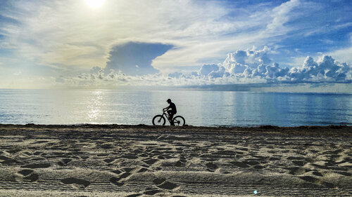 S-014- BICYCLIST ON THE BEACH de Aleks Rosenberg, Fotografía a la venta en Singulart