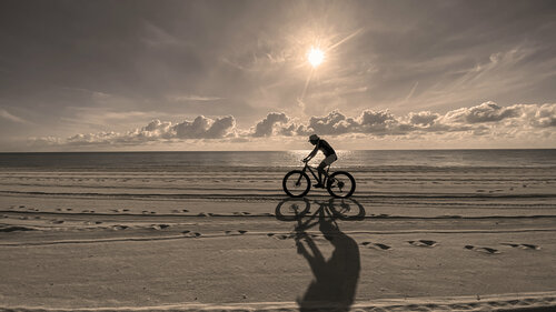 57 - BICYCLIST on the BEACH by Aleks Rosenberg, 사진 for Sale on Singulart
